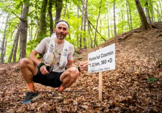 Panta lui Cosmin.

Ne-ați cerut poze de la “panta aia despre care tot vorbesc alergătorii”. Aici aveți o mică selecție. 
E locul unde eșarfa cu gheață luată de la voluntarii de la Izvor își încheie misiunea, iar încăpățânarea preia ștafeta. 😄

1,32 km. 360+ D. O urcare scurtă doar pe hartă.

Restul se vede în fotografii. Apropo, în curând veți avea acces la toate - stați foarte, foarte aproape 📸

Cine a fost acolo știe. Cine n-a fost încă… are un motiv în plus să fie la ZUT 2027 ⛰️

Dacă ai trecut pe aici, spune-ne sincer: ai înjurat panta sau ai mulțumit că ai reușit să o urci cu zâmbetul pe buze? 💜

📷 Panta lui Cosmin @arnold.photography_